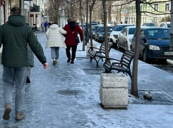 В центре Таганрога - лёд, едва присыпанный песочком 