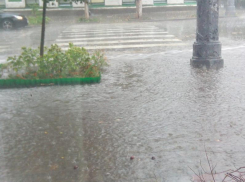 Ливневок нет, но вы держитесь: Таганрог снова по колено в воде