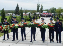 Первые лица Таганрога возложили цветы к мемориалу «Самбекские высоты»