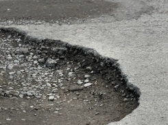 «Гагарин со стыда сгорел бы»: дорога у школы № 3 продолжает разрушаться, несмотря на жалобы таганрожцев