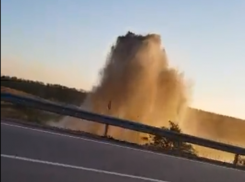Мощный фонтан воды на трассе Ростов-Таганрог попал на видео