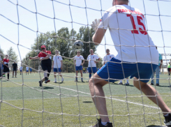 Василий Голубев  забил гол в футбольном матче между чиновниками  правительства с депутатами  Заксобрания