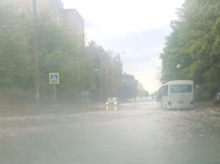 В Таганроге после ливня улицы превратились в реки: жители жалуются на затопленные дороги