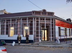 Нужно ли исправить ошибку архитектора Тишиной? Красивое здание так и спрятано под пластиком в Таганроге