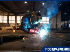 Таганрожец поздравил коллег с Днём металлурга стихами