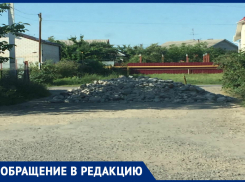 Шлагбаум из камней вырос за одну ночь в СНТ «Мичуринец» в Таганроге