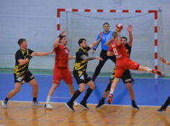 Таганрогские гандболисты показали захватывающую игру в матче с «СГАУ-Саратов»