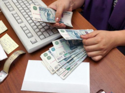 Главбух крупной таганрогской фирмы нелегально «заработала» более двух миллионов рублей