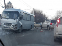 Серьезное ДТП с маршруткой и легковушкой произошло в Таганроге в час пик