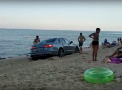 Вместе с отдыхающими на берегу пляжа под Таганрогом на солнышке загорала «ауди»