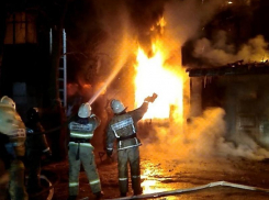 Таганрожцев спасли из пожара в двухэтажном доме
