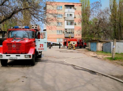 В Таганроге злоумышленники подожгли хозпостройку