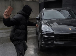 Взбунтовался против роскоши: пьяный таганрожец разбил премиальный «Порш Каен»