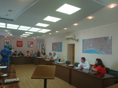 Владимир Карогодин освободился от статуса депутата, сидящего на двух стульях в Таганроге