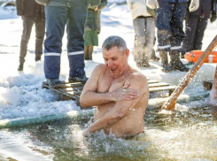 Сотни таганрожцев окунулись в морозную крещенскую купель