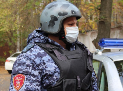 Росгвардейцы Таганрога задержали двух парней, пристававших к посетителям кафе