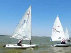 Акватория Пушкинской набережной заполнилась парусами