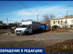 Наглые спильщики ореха побросали ветки у лодочки жильцов