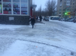 «И намека на песок нет!»: таганроженка возмущена катком посреди улицы 