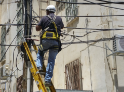 «Выбьет в любую секунду»: в Таганроге «дом сидит на двух фазах», а электрики всё не едут 