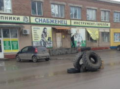 Яма на Поляковском шоссе под ответственностью таганрогского «Благоустройства»