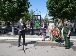 В Таганроге официально открыли памятник «Колокол с журавлями»