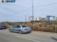 1 сентября в Таганроге решили покосить сухую траву у школы 