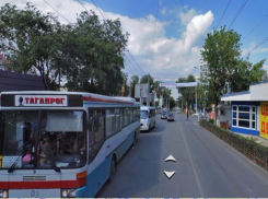 Жители Таганрога возмущены двухуровневой остановкой вблизи рынка «Радуга»