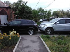 Таганроженка пожаловалась на автохама, перегородившего проход
