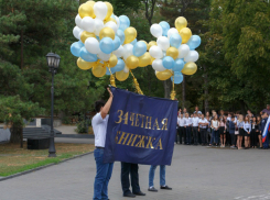 У памятника Петру Первому в Таганроге принимали в студенты первокурсников 