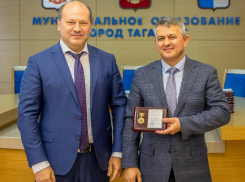 20 таганрожцев наградили памятным знаком «85 лет Ростовской области»