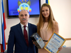 Алина Воробьева из Таганрога получила главный приз областного конкурса селфи #ВыборМолодежи