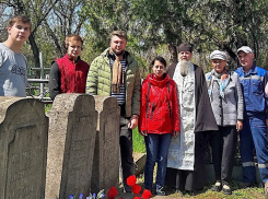 Цветы, чистота, память: в Таганроге привели в порядок могилы семьи Дуровых
