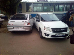 В Таганроге трамвай собрал для себя автомобильный эскорт