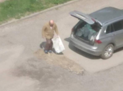 Уставший от ям таганрожец сам стал их засыпать 