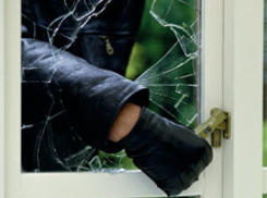 Под Таганрогом молодые люди разбили окно и «обнесли” частный дом