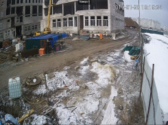 В будущей школе Таганрога цемент намешан из луж и уже потрескался монолит