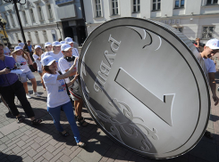 Жители Украины просят Порошенко запретить оборот российской валюты