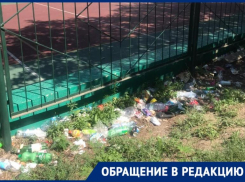 «Бутылочное царство» раскинулось у спортивной площадки по улице Чехова