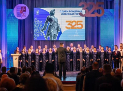 В честь 325-летия города таганрожцам вручены областные награды и премии
