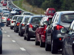 Таганрогских автолюбителей «успокоили»: пробки на трассе рассосутся к сентябрю