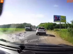 Под Таганрогом грузовик потерял часть груза