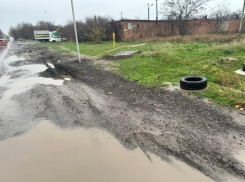 Таганрожцы “принимают грязевые ванны” пока ждут транспорт на 4-й линии