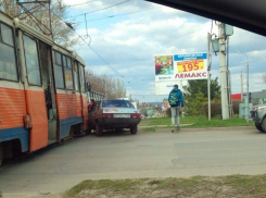 В Таганроге трамвай не поделил дорогу с легковушкой