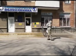 В Таганроге провели дезинфекцию используя оборудование для тушения лесных пожаров