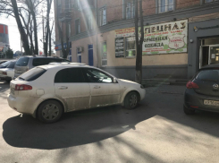 Автохамы Таганрога  закрывают проходы и паркуются на тротуарах