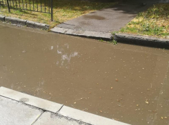 Ливневки чистят, а вода всё равно стоит на дорогах Таганрога 