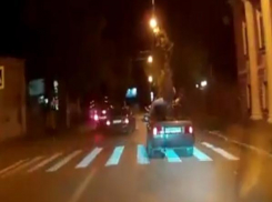 Экстремальные пассажирские перевозки на багажнике легковушки попали на камеру видеорегистратора в Таганроге