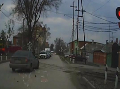 Водитель иномарки в Таганроге решил поиграть с судьбой и проскочить перед идущим тепловозом