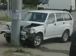 В «сладком поцелуе» слились столб и легковушка в Таганроге